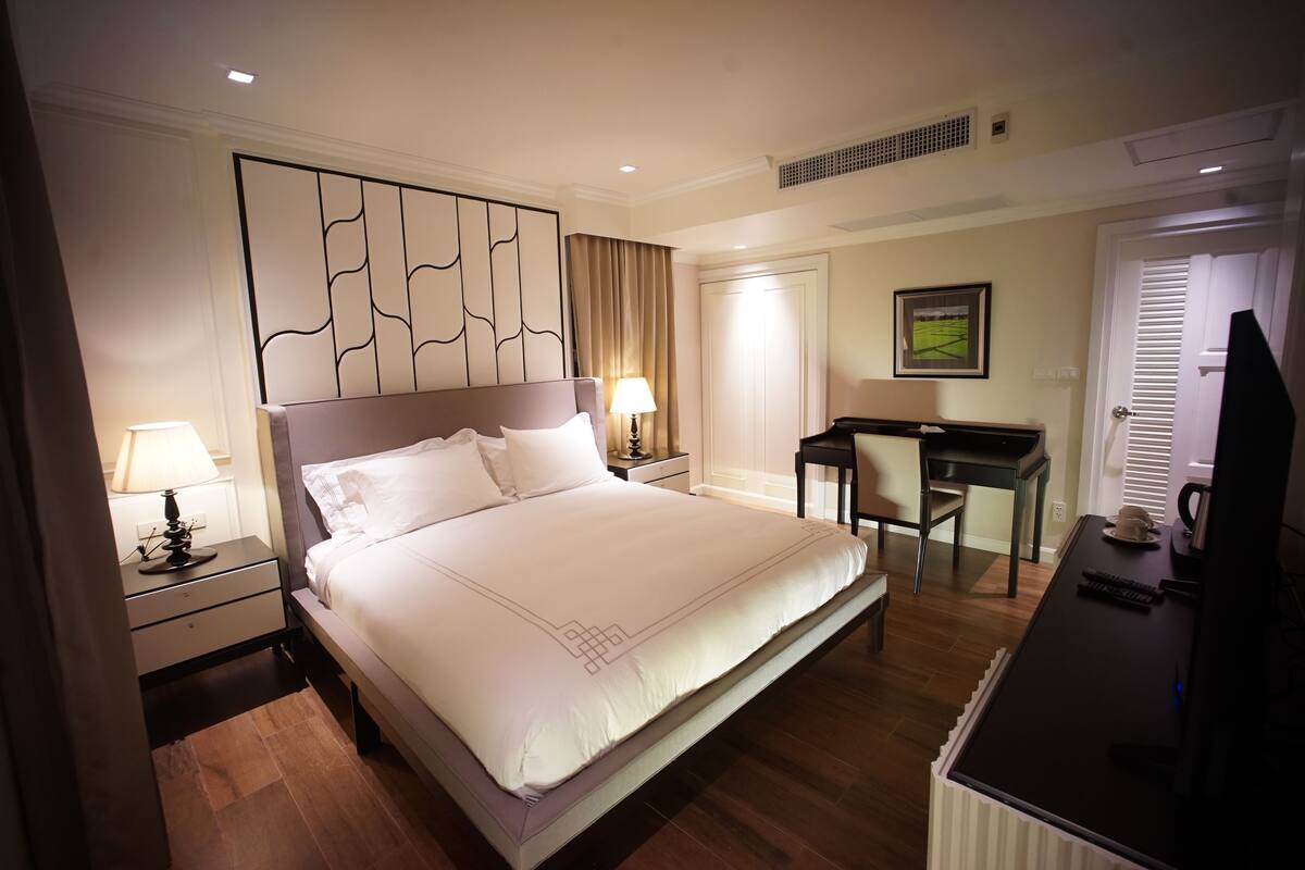 Premium bedding, minibar, in-room safe, desk