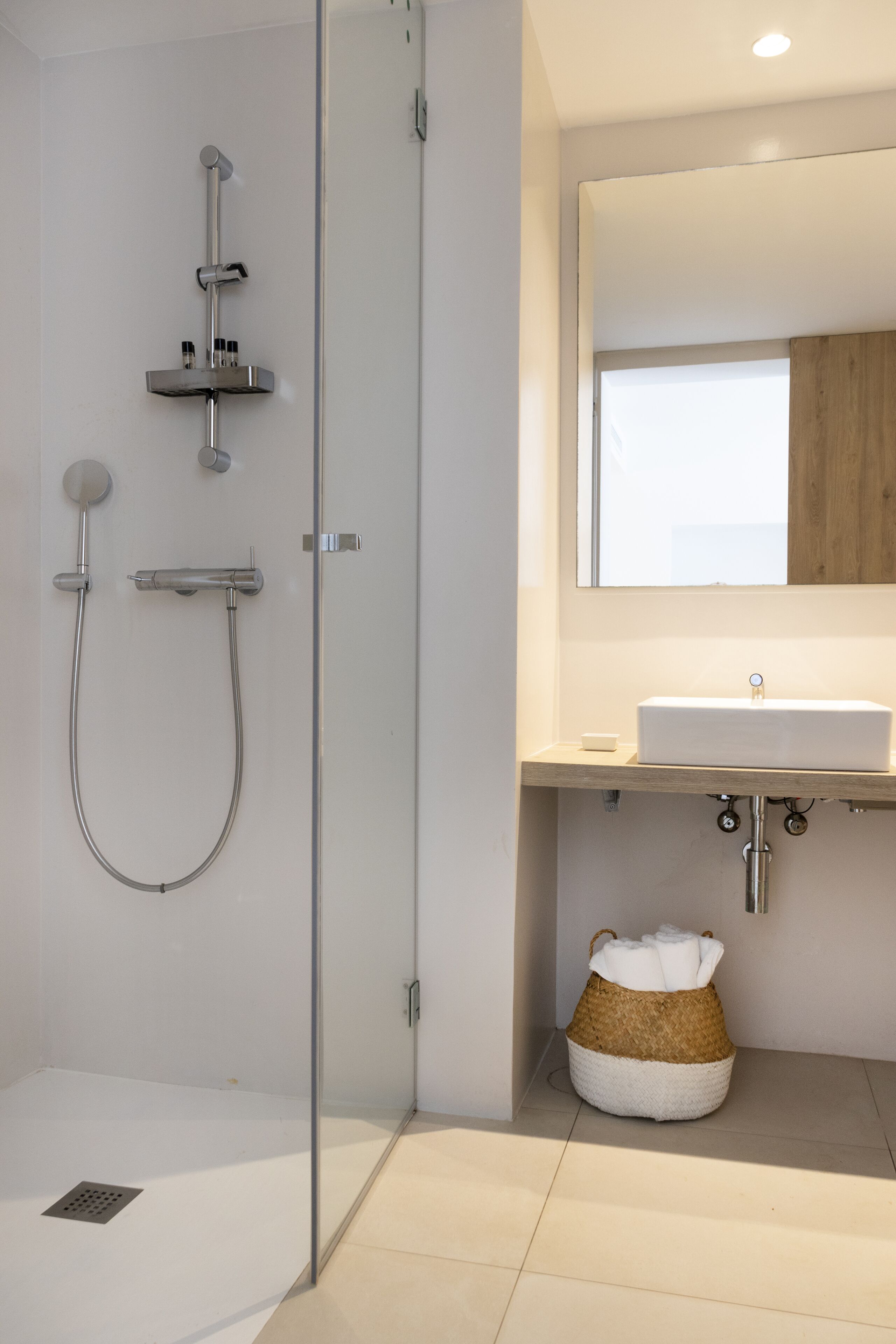 Buồng tắm vòi sen, máy sấy tóc, khăn tắm, xà phòng 