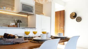 Una televisión de pantalla plana