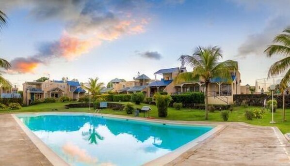 2 outdoor pools