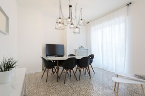 Apartment, 2 Bedrooms | In-room dining