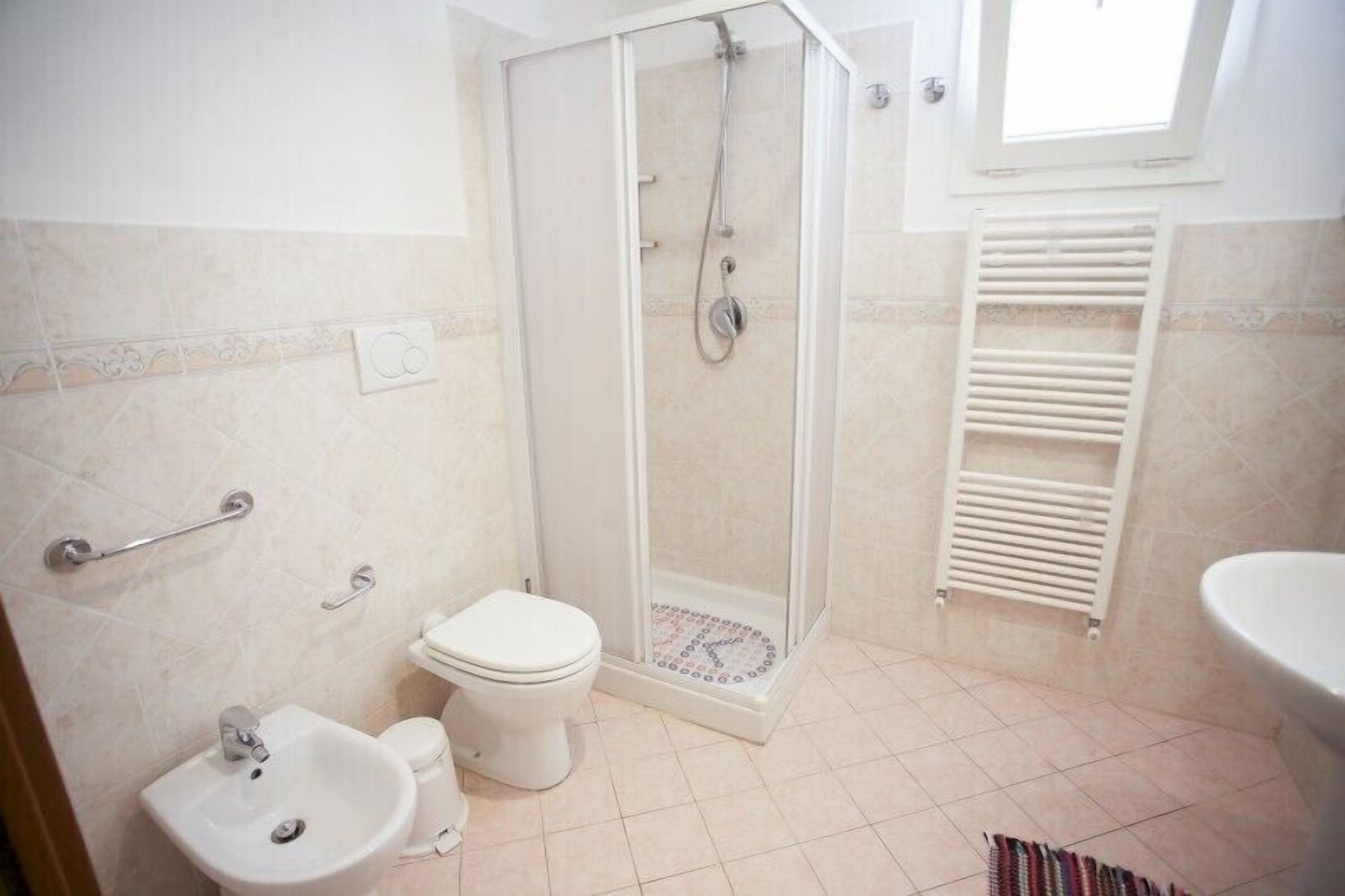 Un baño con ducha, inodoro, bidé y bañera.