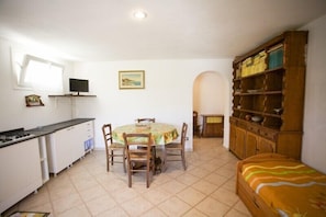 Apartment | Eigene Küche | Kühlschrank, Herdplatte, Kochgeschirr/Geschirr/Besteck