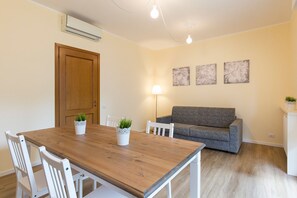 公寓, 2 間臥室 | 起居區 | 電視