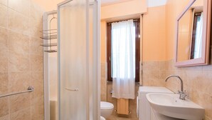 A bathroom with a shower, toilet, and sink. - Impero House Rent - Adelaide (Stresa)