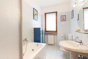 Apartment, 1 Bedroom | Bathroom | Shower, bidet, towels