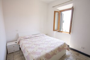 1 bedroom, cots/infant beds