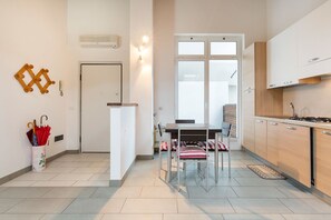 Apartment, 1 Schlafzimmer | Essbereich im Zimmer
