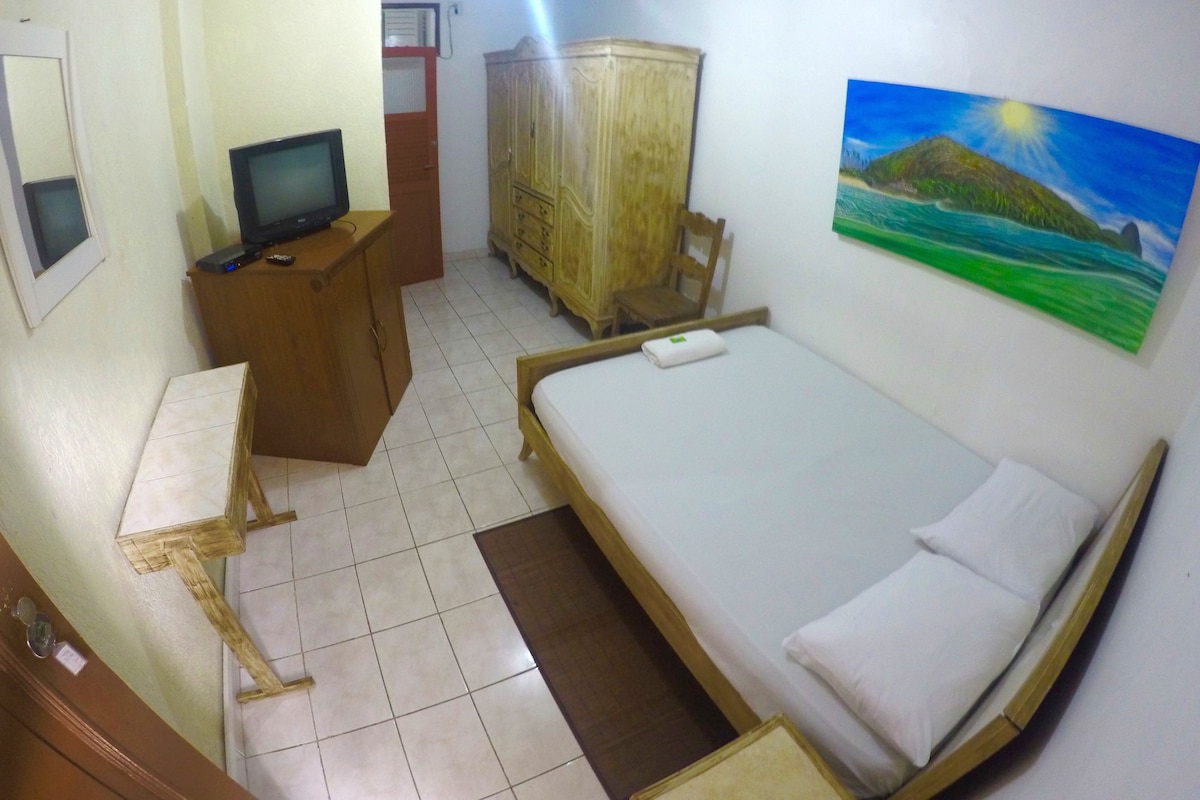 Minibar, escritorio, cortinas opacas y tabla de planchar con plancha