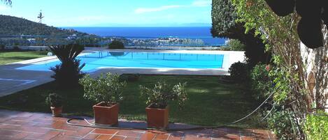 Utendørsbasseng, bassengparasoller og solsenger