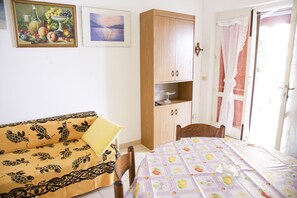 Departamento | Cocina privada | Refrigerador, parrilla de estufa, utensilios de cocina y comedor 