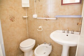 Apartment | Bathroom - Appartamento Bilo Seccheto sul Mare (Campo nell'Elba)