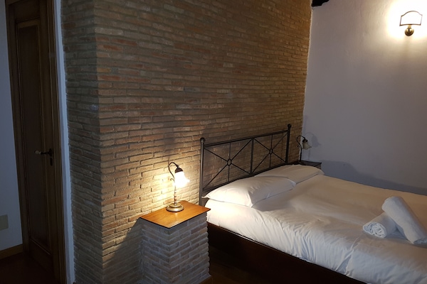 Caja de seguridad en la habitación y escritorio