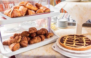 Um buffet com pastelaria e torta.