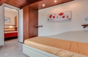 Chambre triple Standard | Coffre-fort, accès au Wi-Fi (inclus), literie fournie