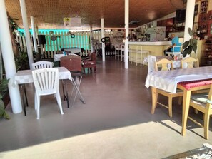 Phục vụ bữa sáng, món ăn mang phong cách quốc tế, nhìn ra vườn