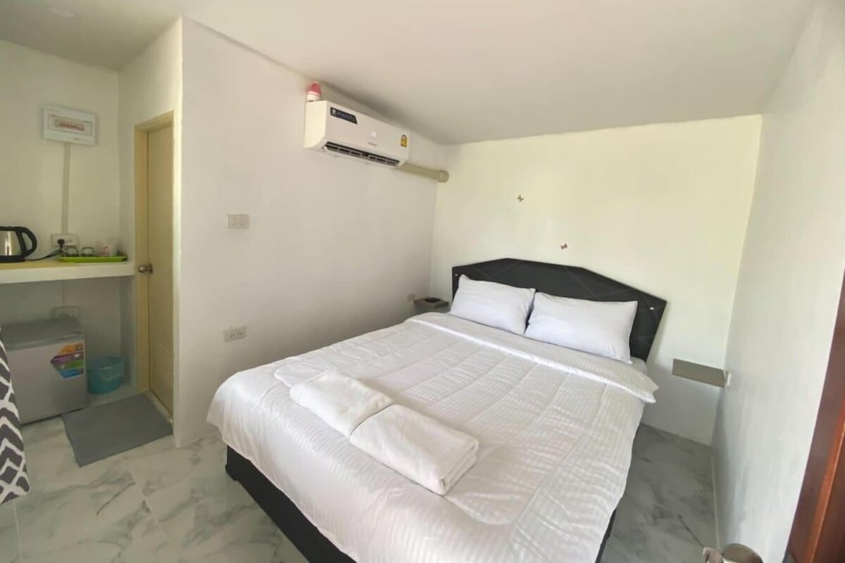 Desk, WiFi (free), bed sheets