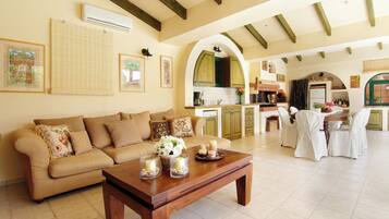 Vila Klasik, 3 kamar tidur, kolam renang pribadi, area taman (7 Bedrooms) | Interior