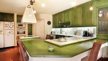 Classic Villa, 3 Bedrooms, Private Pool, Garden Area (7 Bedrooms) | Private kitchen | Fridge, microwave, oven, stovetop