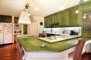 Villa clásica, 3 habitaciones, alberca privada, en el área del jardín (7 Bedrooms) | Cocina privada | Refrigerador, microondas, horno y parrilla de estufa 