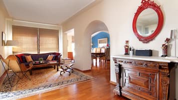 Vila Klasik, beberapa kamar (7 Bedrooms) | Area keluarga | TV plasma, perapian, dan pemutar DVD