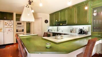 Vila Klasik, beberapa kamar (7 Bedrooms) | Dapur pribadi | Lemari es, microwave, oven, dan kompor