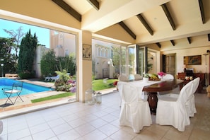 فيلا كلاسيكية - ٣ غرف نوم - بمسبح خاص - في منطقة الحديقة (7 Bedrooms) | منطقة المع يشة | تلفزيون بشاشة مسطحة بحجم 40-بوصة يعرض قنوات تلفزيونية رقمية