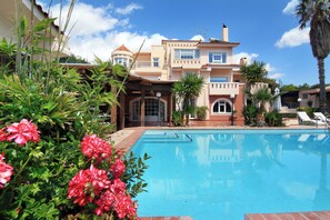 クラシック ヴィラ 3 ベッドルーム プライベートプール ガーデン (7 Bedrooms) | テラス / パティオ