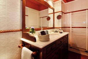 Villa clásica, 3 habitaciones, alberca privada, en el área del jardín (7 Bedrooms) | Baño | Amenidades de baño gratuitas, secadora de cabello, toallas, jabón 