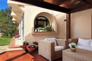 Exterior - Oasis Pool House by GHH (Saronikos)