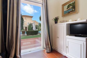 经典别墅, 3 间卧室, 私人游泳池, 花园 (7 Bedrooms) | 起居区 | 40-英寸纯平电视(配备数码频道)、等离子电视、DVD 播放器