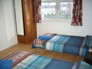 1 bedroom, iron/ironing board, free cribs/infant beds, free WiFi - Dragon - Attlee Apartment 3 Bedroom Home (Clydebank)