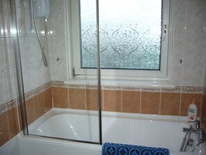 Deep-soaking bathtub - Dragon - Attlee Apartment 3 Bedroom Home (Clydebank)