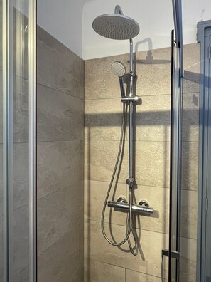 Badewanne, Handtücher, Toilettenpapier