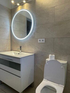 Bathtub, towels, toilet paper