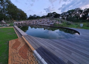 Una piscina al aire libre de temporada