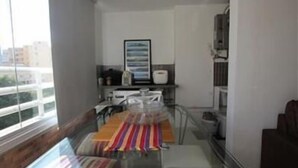 Apartamento estándar, 2 habitaciones | Servicio de comidas en la habitación
