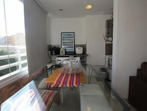Apartamento standard, 2 quartos | Opções para refeição no quarto