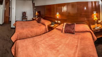 Kamar Twin, 2 Tempat Tidur Double | Minibar, brankas, meja kerja, dan tempat tidur lipat/tambahan