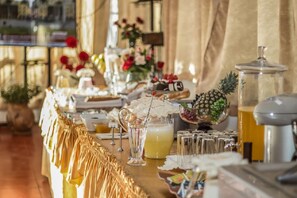 Sudah termasuk sarapan prasmanan setiap hari