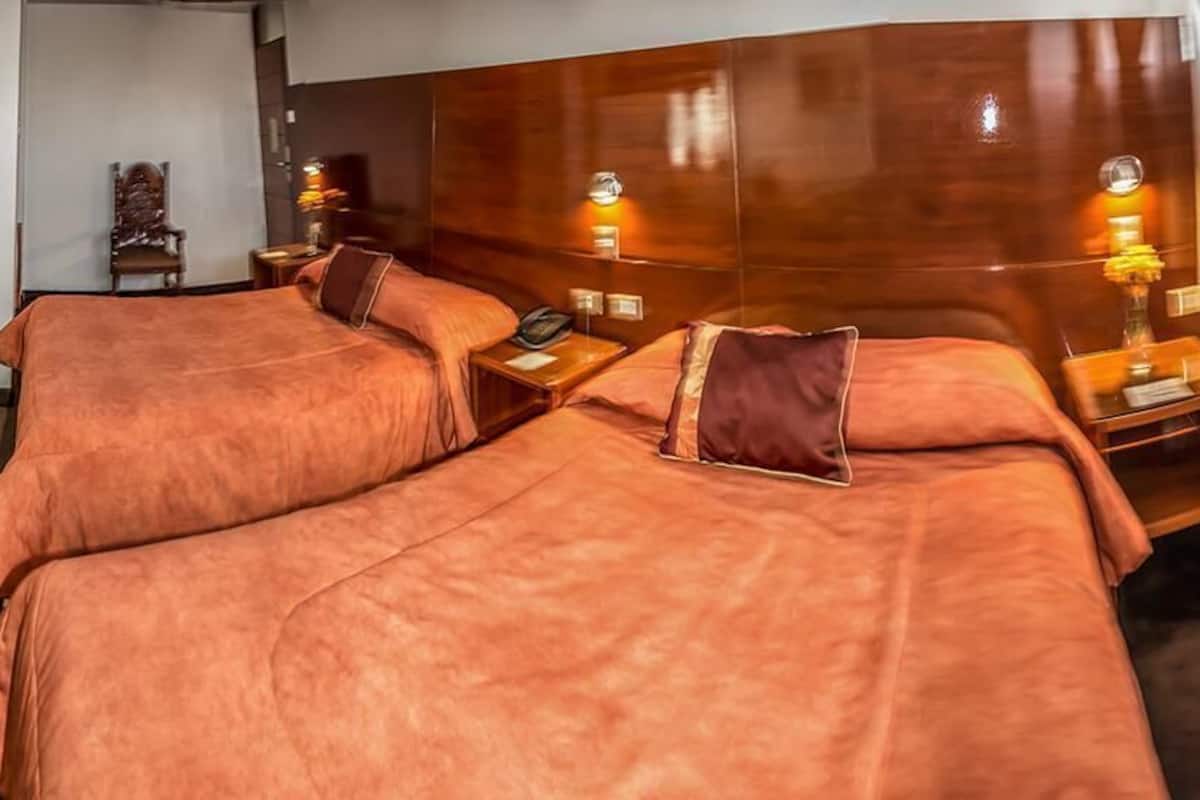 Minibar, Zimmersafe, Schreibtisch, Zustellbetten