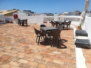 Outdoor dining - Baixa Terrace Hostel (Faro)