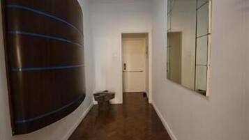 Departamento estándar, 3 habitaciones | Área de sala de estar | Televisión