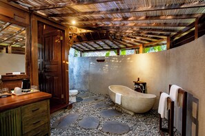 Habitación junior | Baño | Bañera y ducha independientes y artículos de higiene personal gratuitos