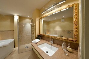 Deluxe Double or Twin Room | Bathroom | Shower, designer toiletries, hair dryer, slippers