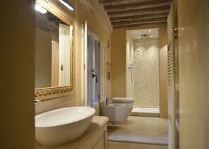 Exclusive Suite, 1 Queen Bed, Sauna | Bathroom | Shower, designer toiletries, hair dryer, slippers - La Corte Di Ambra (Cortona)