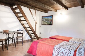 Desk, iron/ironing board, free cots/infant beds, bed sheets - Azienda Agrituristica Le Puzelle (Santa Severina)