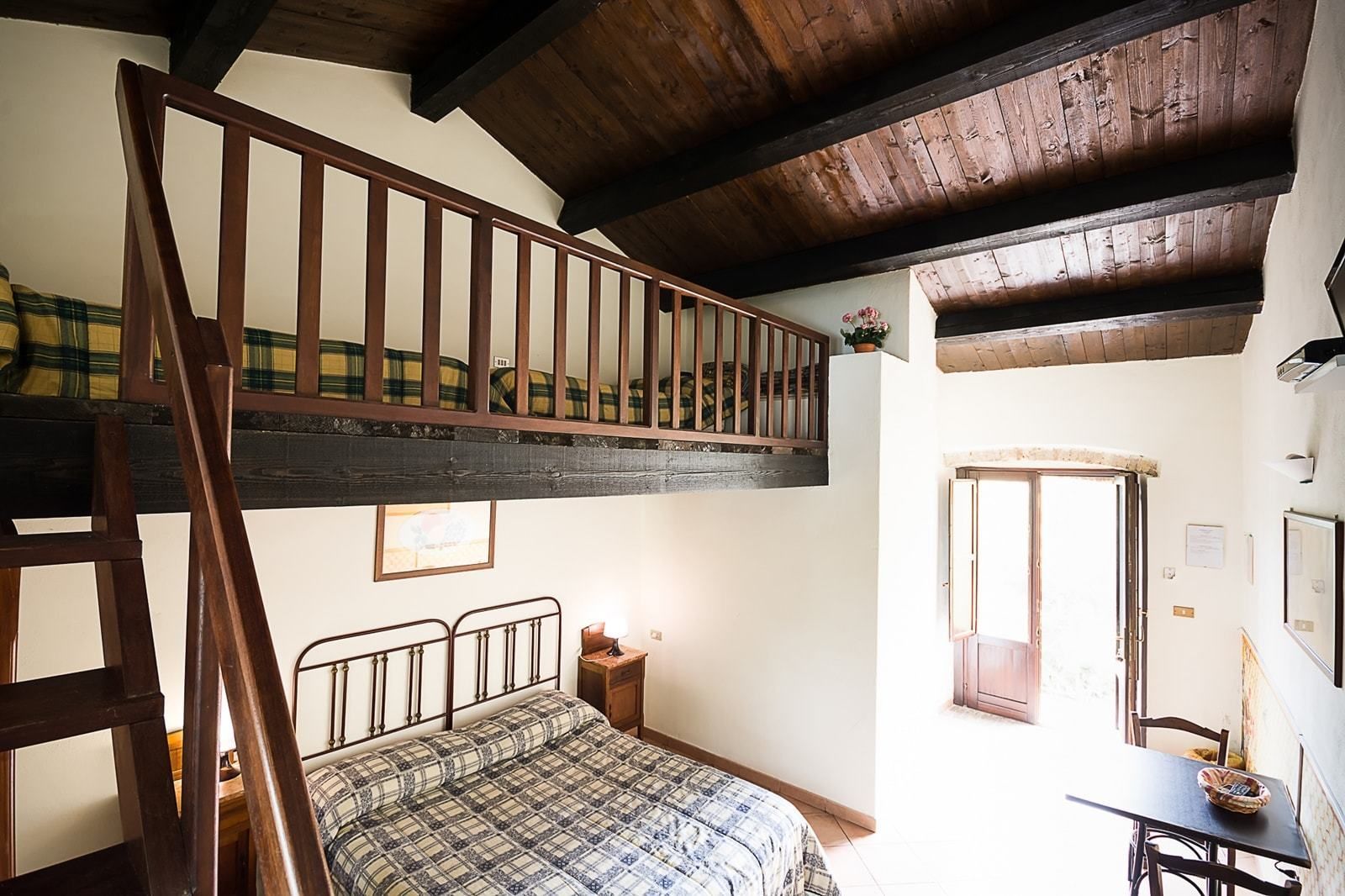 Schreibtisch, Bügeleisen/Bügelbrett, kostenlose Babybetten, Bettwäsche