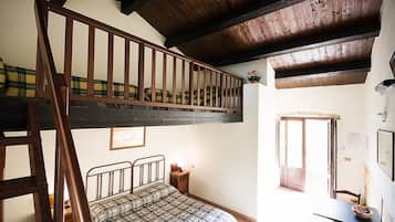 Schreibtisch, BĂŒgeleisen/BĂŒgelbrett, kostenlose Babybetten, BettwĂ€sche