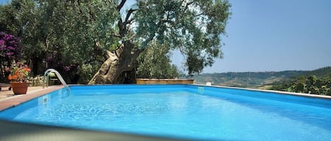 Una piscina al aire libre de temporada